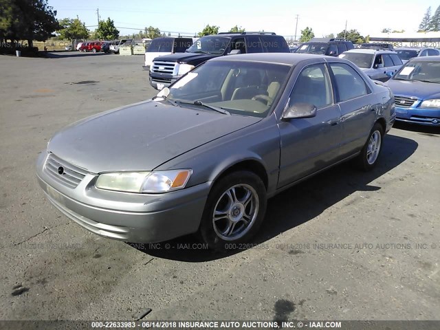 4T1BG22K7WU310870 - 1998 TOYOTA CAMRY CE/LE/XLE GRAY photo 2