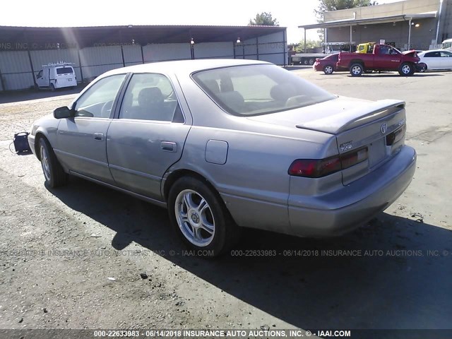 4T1BG22K7WU310870 - 1998 TOYOTA CAMRY CE/LE/XLE GRAY photo 3