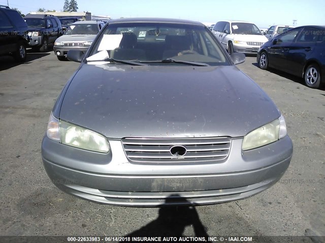 4T1BG22K7WU310870 - 1998 TOYOTA CAMRY CE/LE/XLE GRAY photo 6