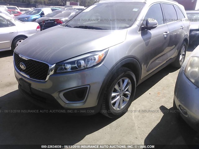 5XYPG4A30GG052047 - 2016 KIA SORENTO LX/L GRAY photo 2