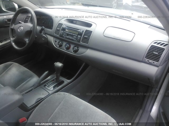 4T1BE32K94U263768 - 2004 TOYOTA CAMRY LE/XLE/SE ვერცხლისფერი ფოტო 5