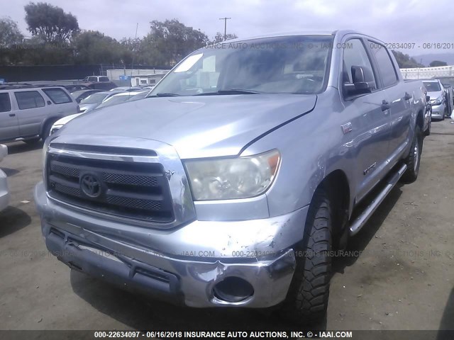 5TFEY5F19AX083867 - 2010 TOYOTA TUNDRA CREWMAX SR5 SILVER photo 2