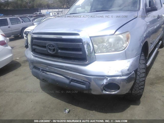 5TFEY5F19AX083867 - 2010 TOYOTA TUNDRA CREWMAX SR5 SILVER photo 6