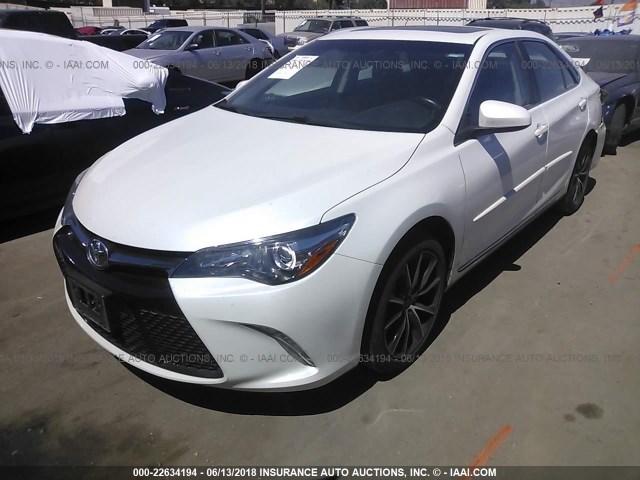 4T1BF1FK6GU223468 - 2016 TOYOTA CAMRY LE/XLE/SE/XSE WHITE photo 2