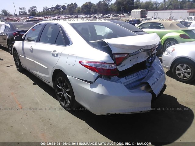 4T1BF1FK6GU223468 - 2016 TOYOTA CAMRY LE/XLE/SE/XSE WHITE photo 3