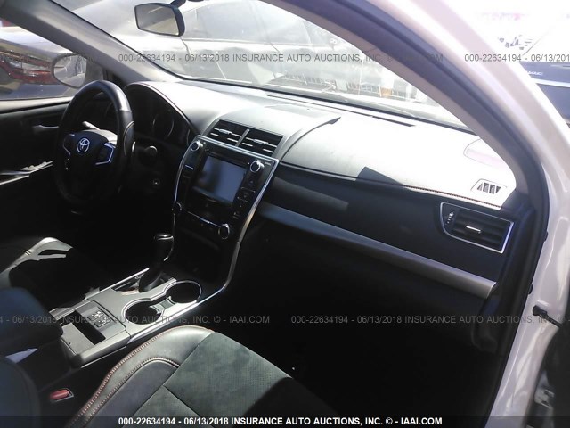 4T1BF1FK6GU223468 - 2016 TOYOTA CAMRY LE/XLE/SE/XSE WHITE photo 5