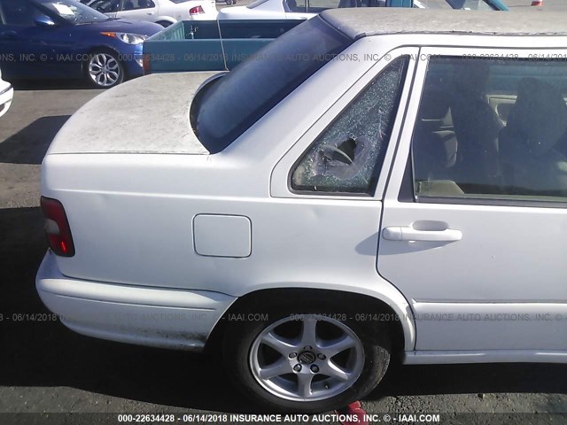 YV1LS5578W2523915 - 1998 VOLVO S70 WHITE photo 6