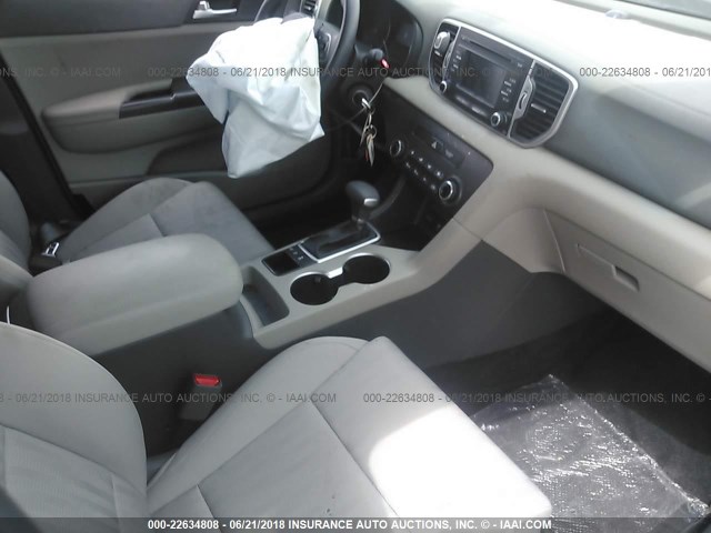 KNDPMCAC6H7260208 - 2017 KIA SPORTAGE LX WHITE photo 5