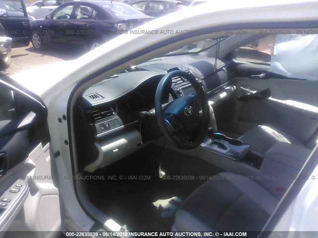 4T1BD1FKXCU020549 - 2012 TOYOTA CAMRY HYBRID/LE/XLE 白色 照片 5
