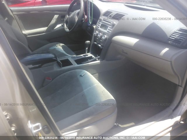 4T1BF3EKXBU664591 - 2011 TOYOTA CAMRY SE/LE/XLE GOLD photo 5