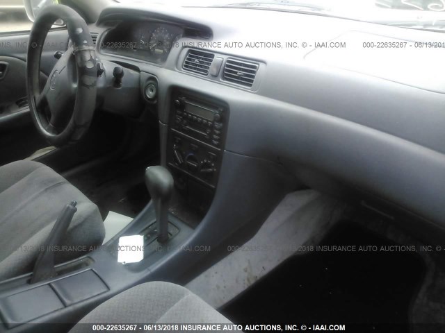 JT2BG22K110562093 - 2001 TOYOTA CAMRY CE/LE/XLE 银色 照片 5