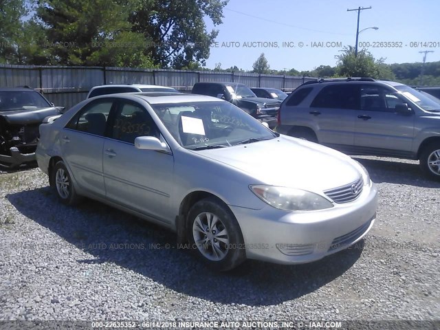 4T1BE32KX5U972386 - 2005 TOYOTA CAMRY LE/XLE/SE ვერცხლისფერი ფოტო 1