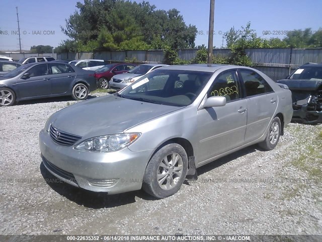 4T1BE32KX5U972386 - 2005 TOYOTA CAMRY LE/XLE/SE ვერცხლისფერი ფოტო 2