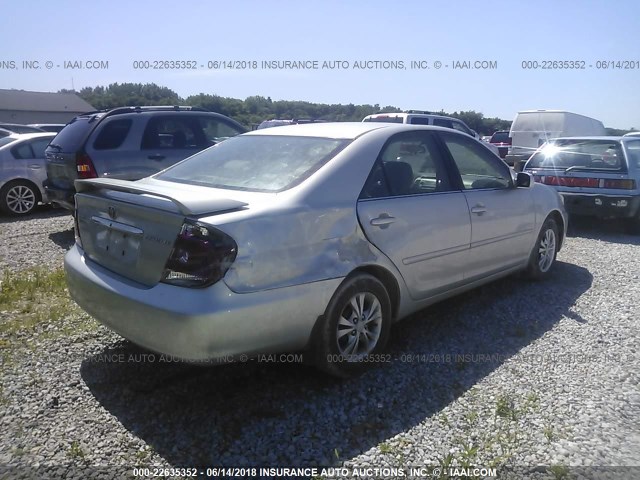 4T1BE32KX5U972386 - 2005 TOYOTA CAMRY LE/XLE/SE ვერცხლისფერი ფოტო 4