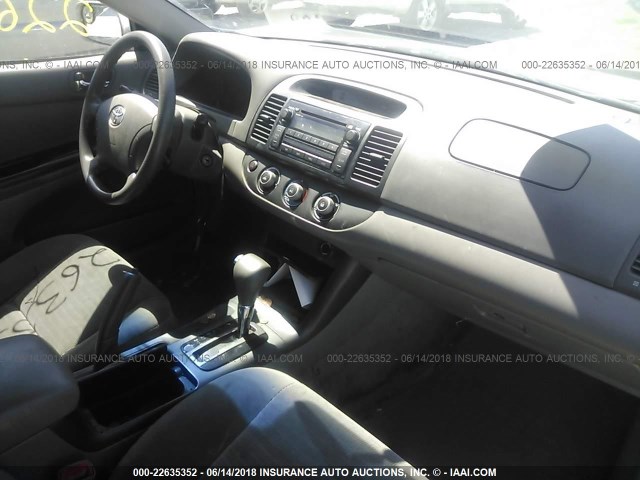 4T1BE32KX5U972386 - 2005 TOYOTA CAMRY LE/XLE/SE ვერცხლისფერი ფოტო 5