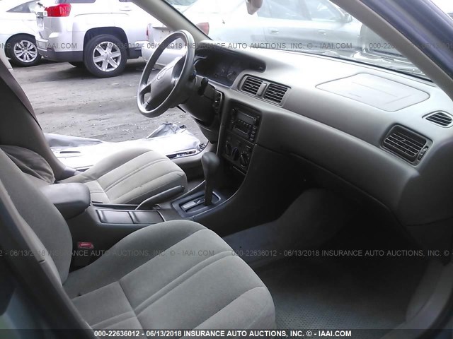 4T1BG22K31U070581 - 2001 TOYOTA CAMRY CE/LE/XLE Champagne photo 5