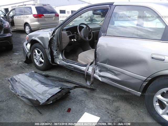 4T1BG22K31U070581 - 2001 TOYOTA CAMRY CE/LE/XLE Champagne photo 6