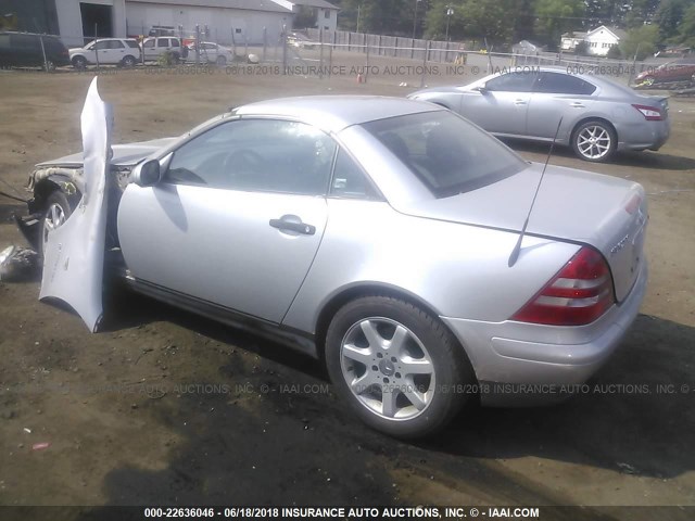 WDBKK47F5XF142760 - 1999 MERCEDES-BENZ SLK 230 KOMPRESSOR SILVER photo 3