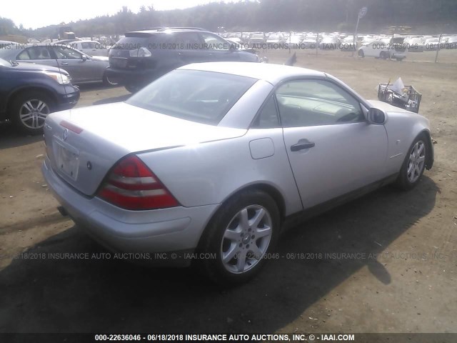 WDBKK47F5XF142760 - 1999 MERCEDES-BENZ SLK 230 KOMPRESSOR SILVER photo 4