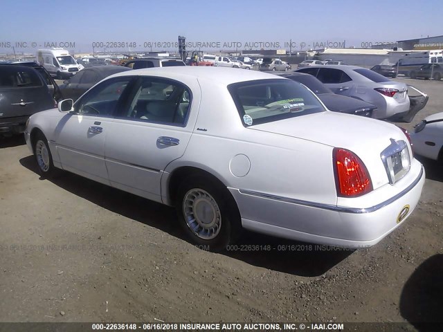 1LNHM81W01Y689612 - 2001 LINCOLN TOWN CAR EXECUTIVE WHITE photo 3