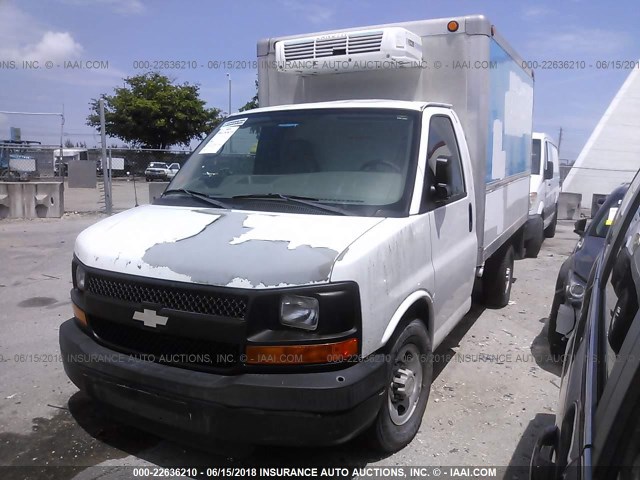 1GBHG31K981197244 - 2008 CHEVROLET EXPRESS G3500  WHITE photo 2