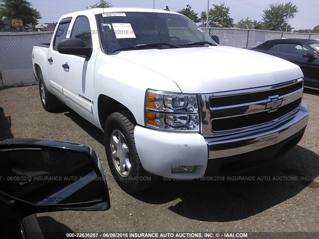 2GCEC13J371568829 - 2007 CHEVROLET SILVERADO C1500 CREW CAB WHITE photo 1