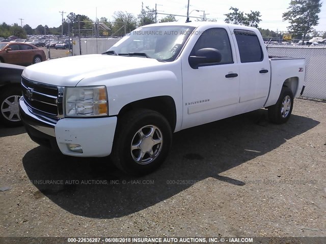 2GCEC13J371568829 - 2007 CHEVROLET SILVERADO C1500 CREW CAB WHITE photo 2