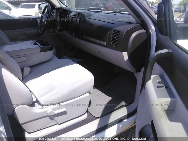 2GCEC13J371568829 - 2007 CHEVROLET SILVERADO C1500 CREW CAB WHITE photo 5