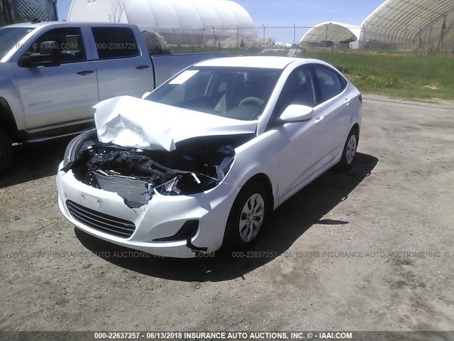 KMHCT4AE6GU956734 - 2016 HYUNDAI ACCENT SE WHITE photo 2