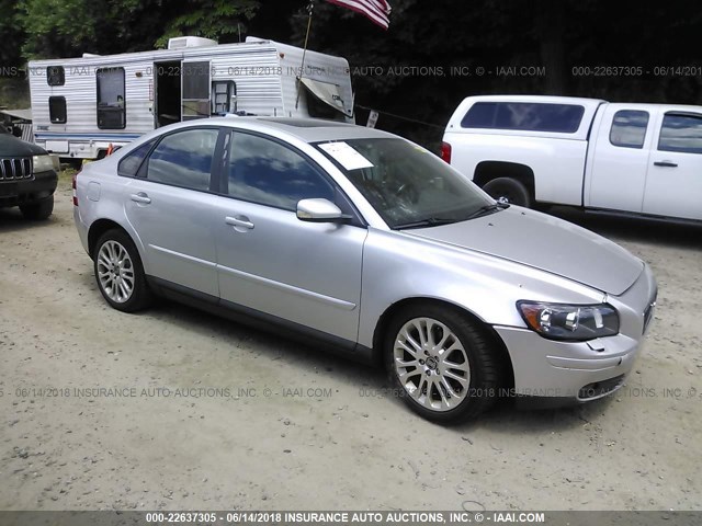 YV1MH682452081240 - 2005 VOLVO S40 T5 SILVER photo 1