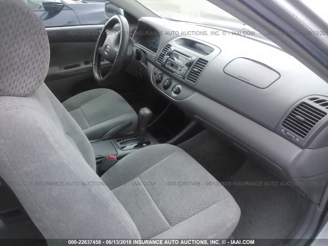 4T1BE32K42U540906 - 2002 TOYOTA CAMRY LE/XLE/SE Gümüş foto 5