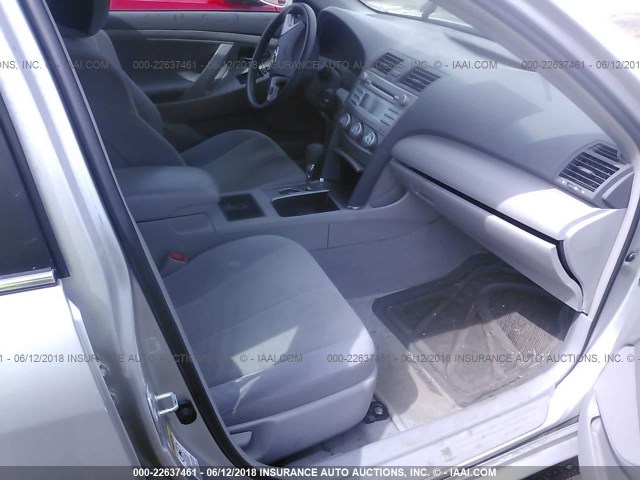 4T4BE46K39R075731 - 2009 TOYOTA CAMRY SE/LE/XLE SILVER photo 5
