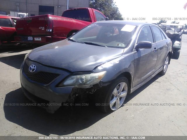 4T1BF3EK3BU602756 - 2011 TOYOTA CAMRY SE/LE/XLE ნაცრისფერი ფოტო 2