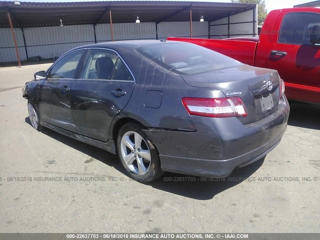 4T1BF3EK3BU602756 - 2011 TOYOTA CAMRY SE/LE/XLE ნაცრისფერი ფოტო 3