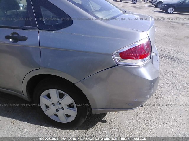 1FAHP34N88W114817 - 2008 FORD FOCUS S/SE SILVER photo 6