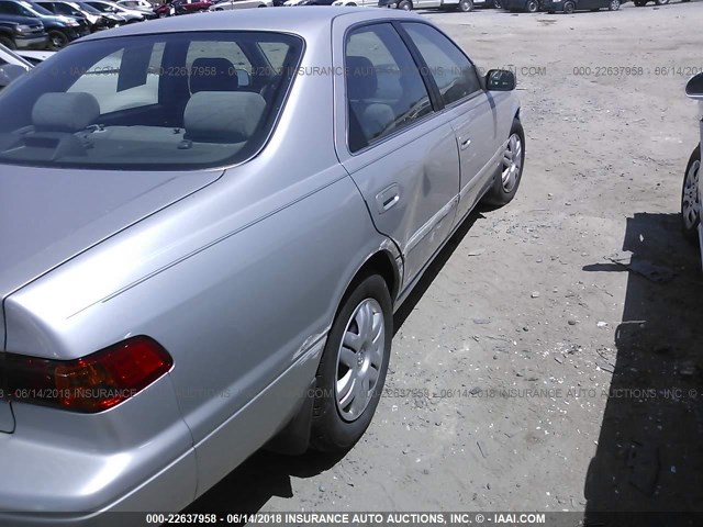 4T1BG22K71U862121 - 2001 TOYOTA CAMRY CE/LE/XLE 银色 照片 4