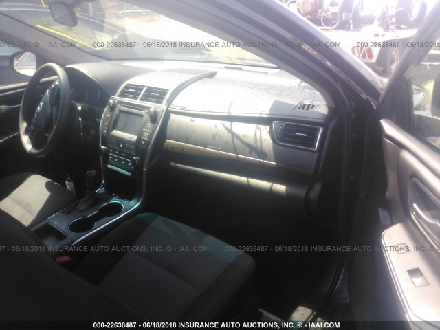 4T1BF1FK4GU195301 - 2016 TOYOTA CAMRY LE/XLE/SE/XSE 深蓝色 照片 5