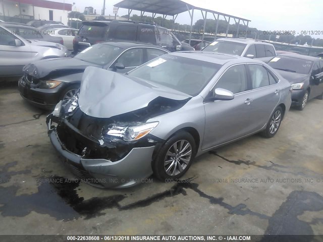 4T1BF1FK0FU922979 - 2015 TOYOTA CAMRY LE/XLE/SE/XSE 银色 照片 2