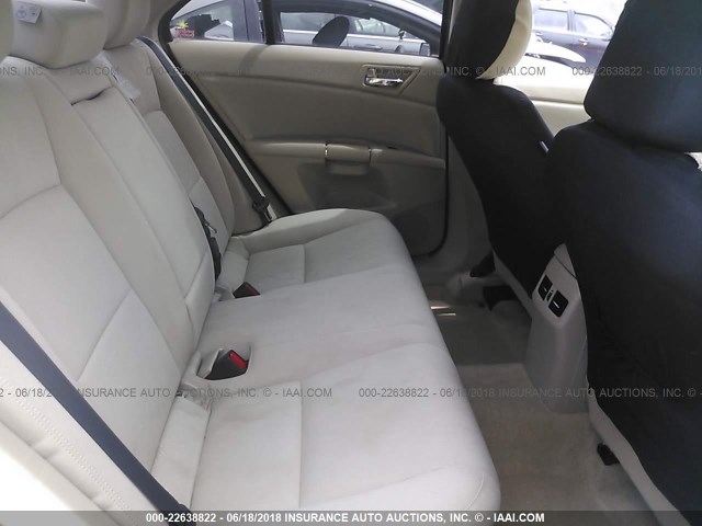 JS2RE9A32B6110172 - 2011 SUZUKI KIZASHI SE WHITE photo 8