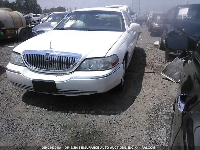 1LNHM81W14Y638981 - 2004 LINCOLN TOWN CAR EXECUTIVE/SIGNATURE WHITE photo 2