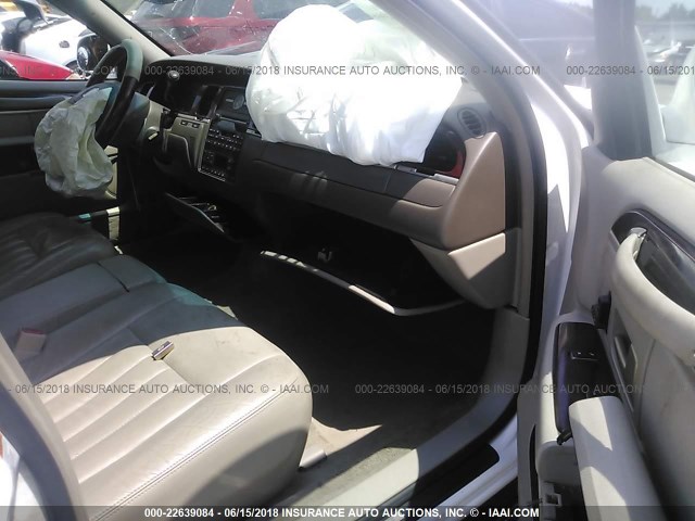1LNHM81W14Y638981 - 2004 LINCOLN TOWN CAR EXECUTIVE/SIGNATURE Beyaz fotoğraf 5