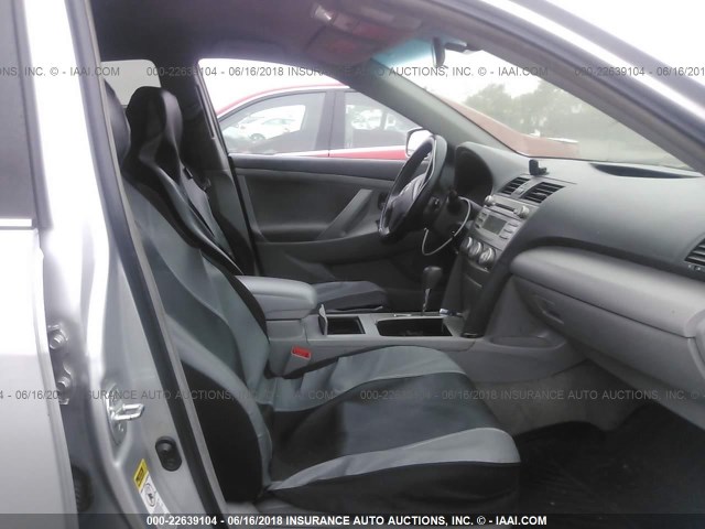 4T1BF3EK4BU181937 - 2011 TOYOTA CAMRY SE/LE/XLE SILVER photo 5