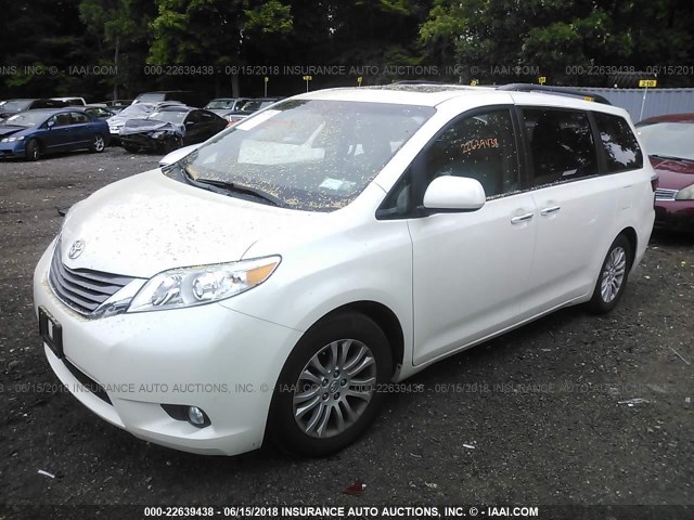 5TDYZ3DC5HS774333 - 2017 TOYOTA SIENNA XLE/LIMITED WHITE photo 2