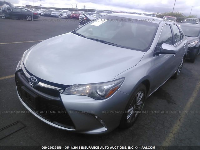 4T1BF1FK0GU157144 - 2016 TOYOTA CAMRY LE/XLE/SE/XSE 银色 照片 2
