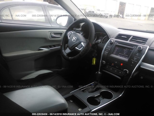 4T1BF1FK0GU157144 - 2016 TOYOTA CAMRY LE/XLE/SE/XSE 银色 照片 5