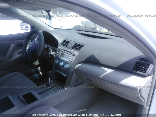 4T4BF3EK4BR161757 - 2011 TOYOTA CAMRY SE/LE/XLE WHITE photo 5