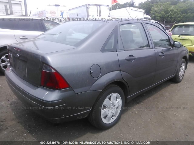 1FAHP34N77W210923 - 2007 FORD FOCUS ZX4/S/SE/SES GRAY photo 4