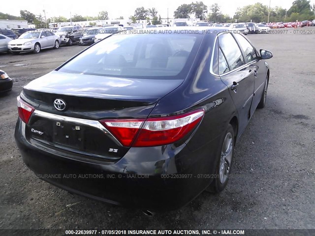 4T1BF1FK9HU315224 - 2017 TOYOTA CAMRY LE/XLE/SE/XSE 黑色 照片 4