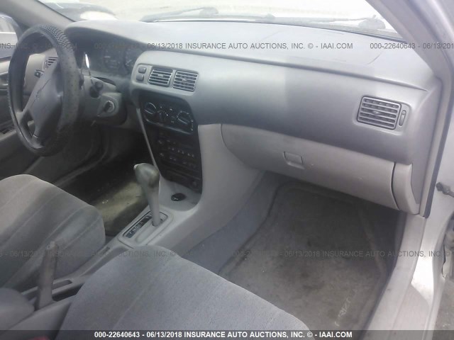 1Y1SK528X1Z437354 - 2001 CHEVROLET GEO PRIZM LSI 银色 照片 5