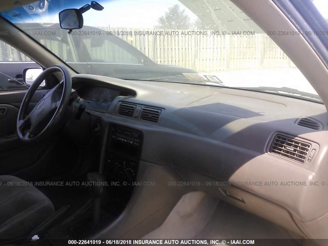 4T1BG22K4WU378205 - 1998 TOYOTA CAMRY CE/LE/XLE BLUE photo 5